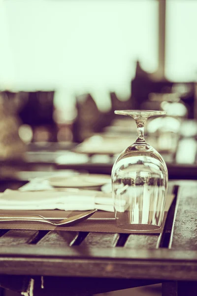 Gelas anggur di atas meja — Stok Foto