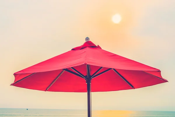 Parapluie sur plage tropicale — Photo