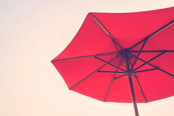 Parapluie sur plage tropicale — Photo