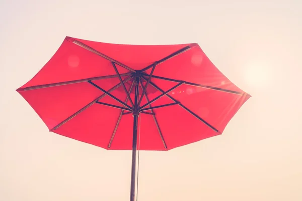 Ombrello sulla spiaggia tropicale — Foto Stock