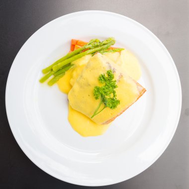 Somon steak yemek üzerinde