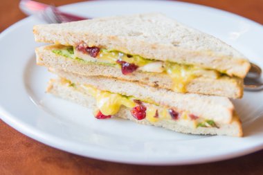 Tavuklu sandviç beyaz çanak üzerinde