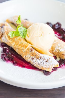 Tatlı krep dondurma ile