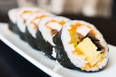 Lezzetli Japon suşi rulo