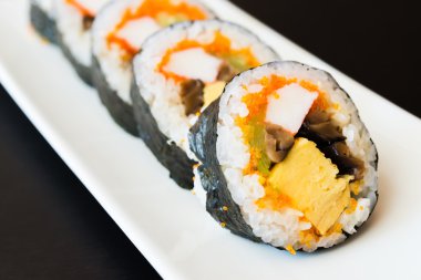 Lezzetli Japon suşi rulo