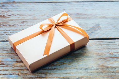 Tahta arka planda hediye kutusu