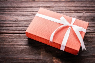 Tahta arka planda hediye kutusu