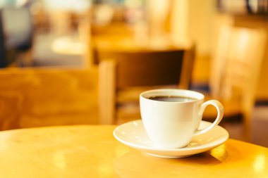 Kahve dükkanında kahve fincanı.