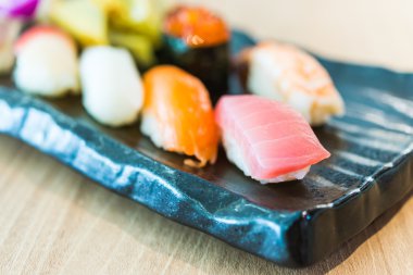 Lezzetli Japon suşi rulo