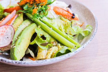 Japon deniz ürünleri salatası