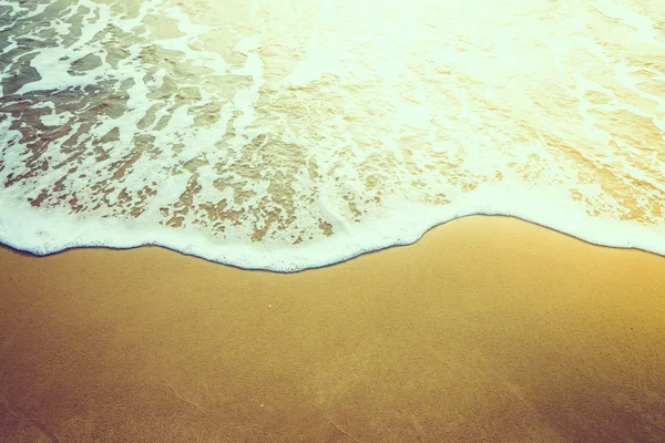 Dalga deniz suyu sahilde — Stok fotoğraf