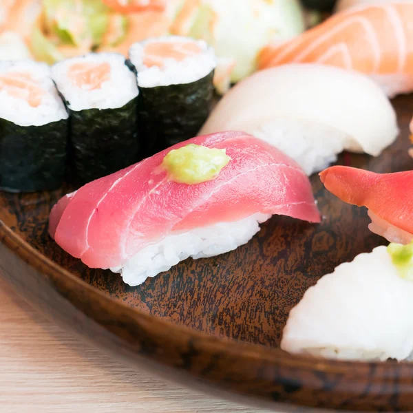 Deliciosos rolos de sushi japonês — Fotografia de Stock