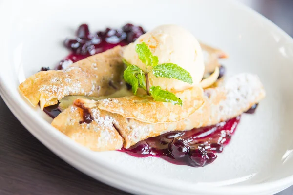 Dessert crepe with ice cream — Stock Photo, Image