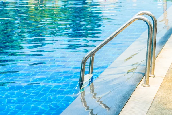 Treppe im Pool im Resort — Stockfoto