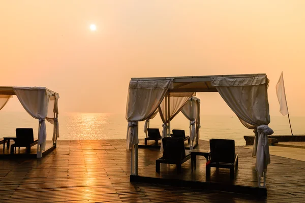 Ligstoelen op het strand in het resort — Stockfoto