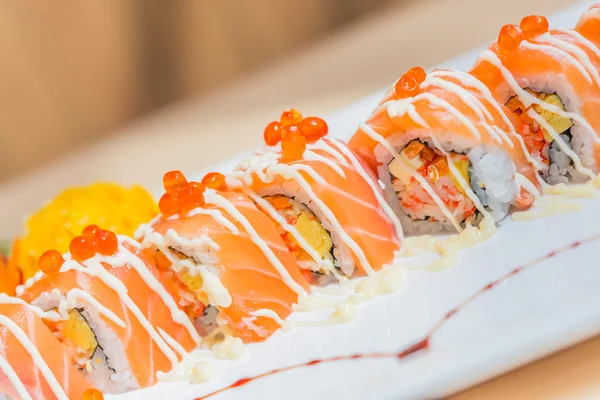 Deliciosos rollos de sushi japonés — Foto de Stock