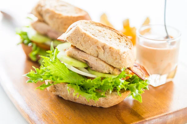 Chicken Sandwich en Franse frietjes — Stockfoto