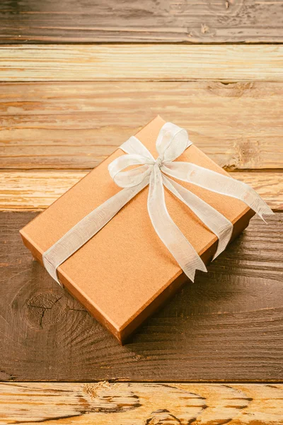 Подарочная коробка на деревянном фоне — стоковое фото