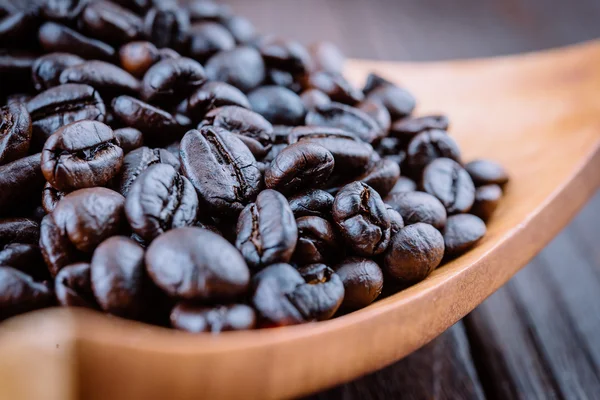 Kahvipavut puupohjalla — kuvapankkivalokuva
