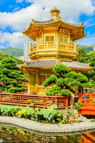 Gouden Chinees paviljoen in het park — Stockfoto