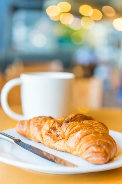 Croissant mit Kaffeetasse — Stockfoto