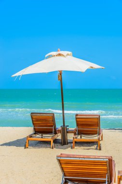 Şezlong ve şemsiyeler