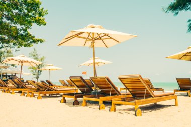 Şezlong ve şemsiye plajda