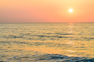 Denizin üzerinde gün batımı