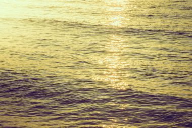 Kumlu sahilde deniz dalgaları