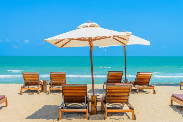 Chaises longues et parasols — Photo