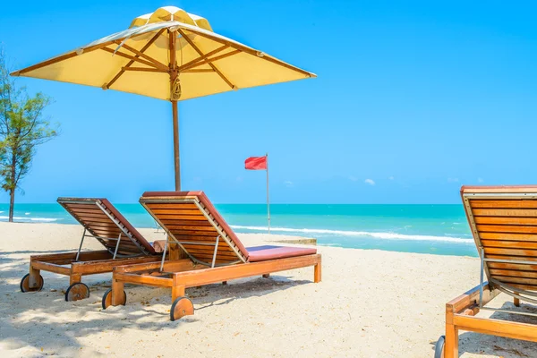 Sun loungers and umbrellas — Stock Photo, Image