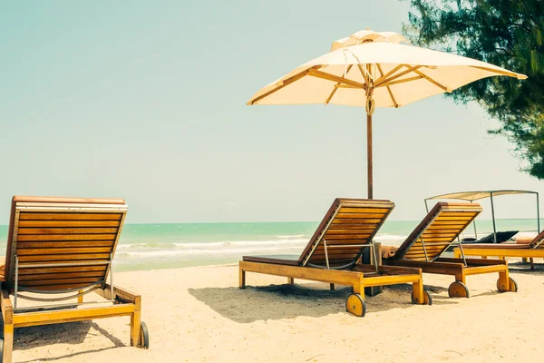 Liegestühle und Sonnenschirme am Strand — Stockfoto