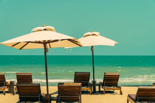 Sdraio e ombrelloni in spiaggia — Foto Stock