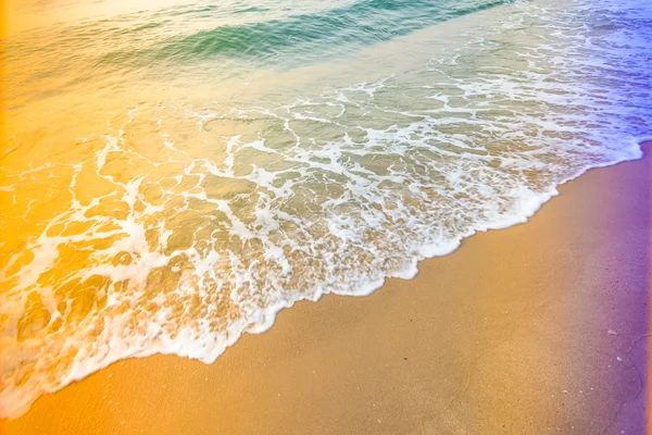 Havet vågor tvätt sandstrand — Stockfoto