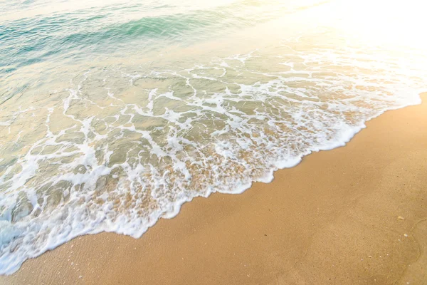 Tengeri hullámok a homokos tengerparton — Stock Fotó