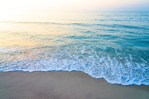 Havet vågor tvätt sandstrand — Stockfoto