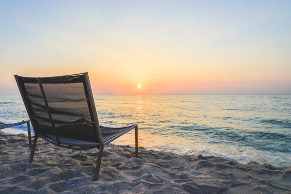 Sedia vuota sulla spiaggia — Foto Stock