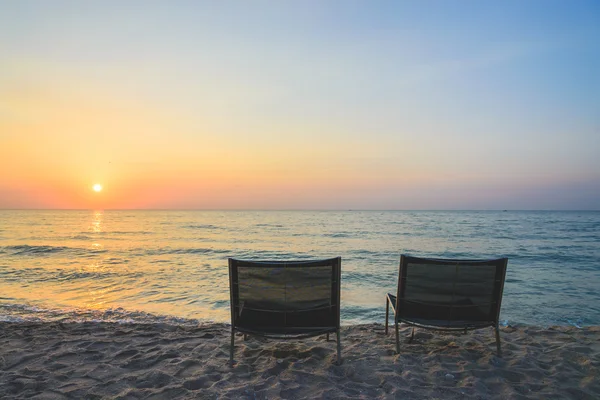 Cadeira vazia na praia — Fotografia de Stock