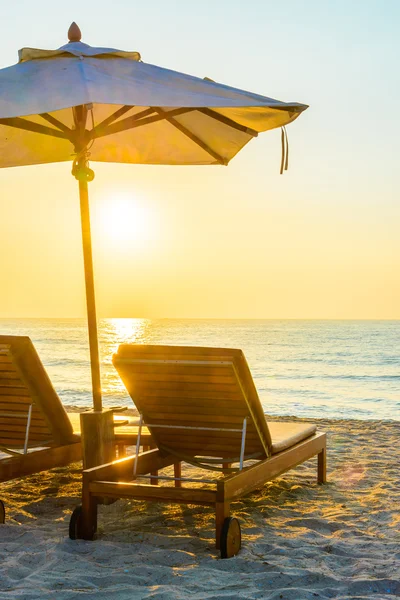 Şezlong ve şemsiye plajda — Stok fotoğraf