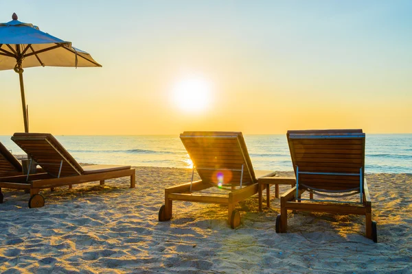 Sun loungers and umbrellas on beach — Stock Photo, Image