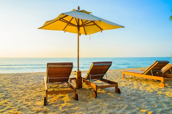 Ξαπλώστρες και ομπρέλες στην παραλία — Φωτογραφία Αρχείου