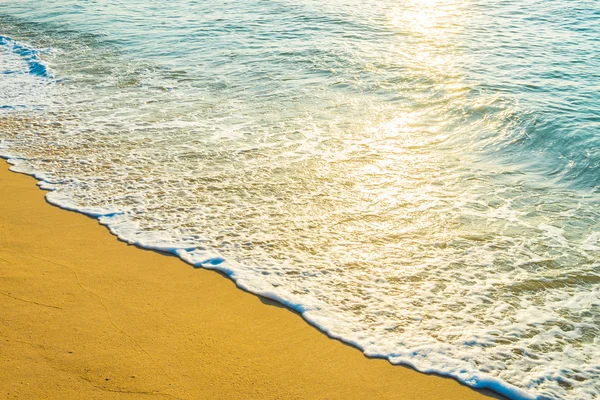 Kumlu sahilde deniz dalgaları — Stok fotoğraf