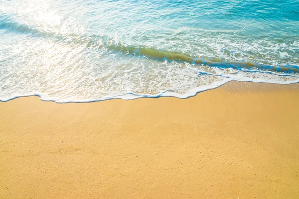 Onde marine sulla spiaggia sabbiosa — Foto Stock