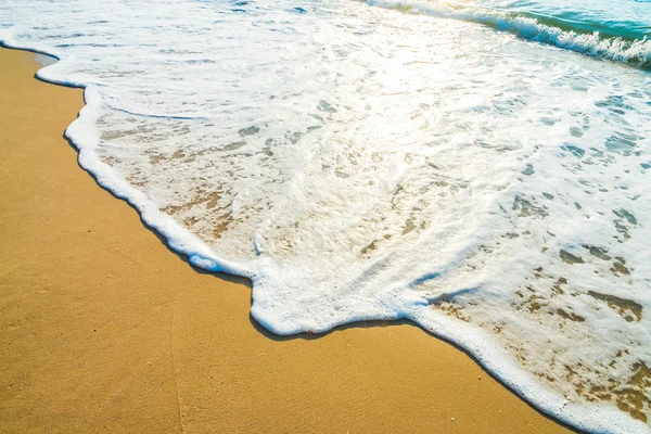 Onde marine sulla spiaggia sabbiosa — Foto Stock