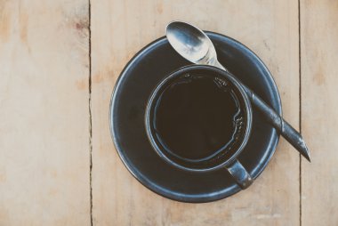 Kahve fincanı masada.