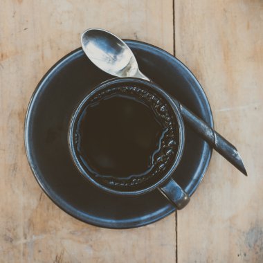 Kahve fincanı masada.