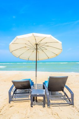 Şezlong ve şemsiyeler