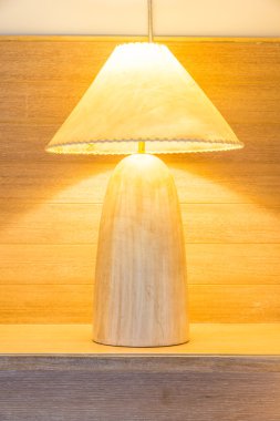 Yatak odasında masa lambası