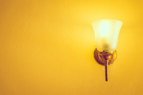 Lampe lumineuse sur mur jaune — Photo