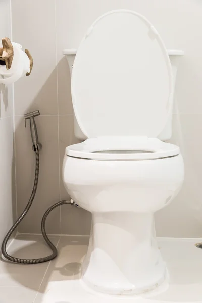 Cuvette de toilette dans la salle de bain — Photo